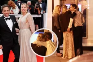 Vášnivý Bartoška junior otlapkával krásnou blondýnku. Kdo to je?