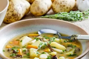 Tři nejlepší polévky z brambor: Recept na zelňačku, kulajdu i bramboračku