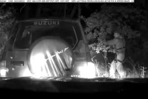 Zloděje auta zastavila až střelba: Policistům se podařilo rozbít celý gang lupičů