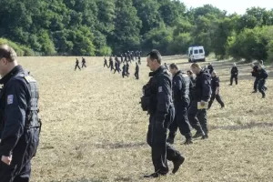 Zóna smrti v Praze: Stovky policistů právě pročesávají Klánovický les