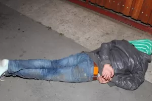 Brutální rumunský gang v Praze: Útočili tyčemi a páčidly