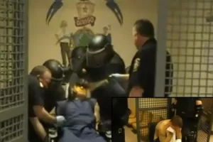 Drsné video: Bachaři nastříkají vězni pepřák do obličeje a bezdůvodně ho mučí
