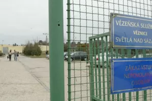 Dozorci z ženské věznice ve Světlé nad Sázavou měli mučit odsouzenou: Posvítí si na ně soud!