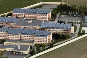 Dozorci ze Světlé nad Sázavou podle státního zástupce mučili vězeňkyni: Soud je zprostil obžaloby!
