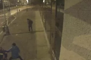 Brutální útok dětského gangu v Praze: 6 spratků zbilo a okradlo 2 mladíky