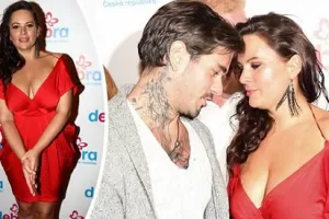 Obří ňadra Jitky Čvančarové na muže působí jako magnet: Takhle se v jejím dekoltu ztrácel partner známé herečky