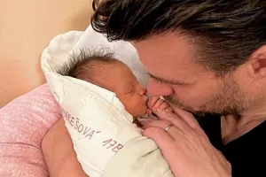 Monika Marešová Koblížková - První foto s dcerkou: Pyšný táta Leoš Mareš se pochlubil roztomilou Alex