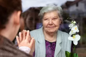 Proč je SARS-CoV-2 pro lidi s demencí noční můrou?