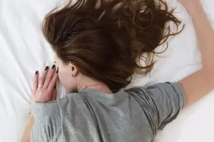 Nespěte na podlaze ani blízko u země. V létě choďte bosí, radila Baba Vanga. Promluvila psycholožka