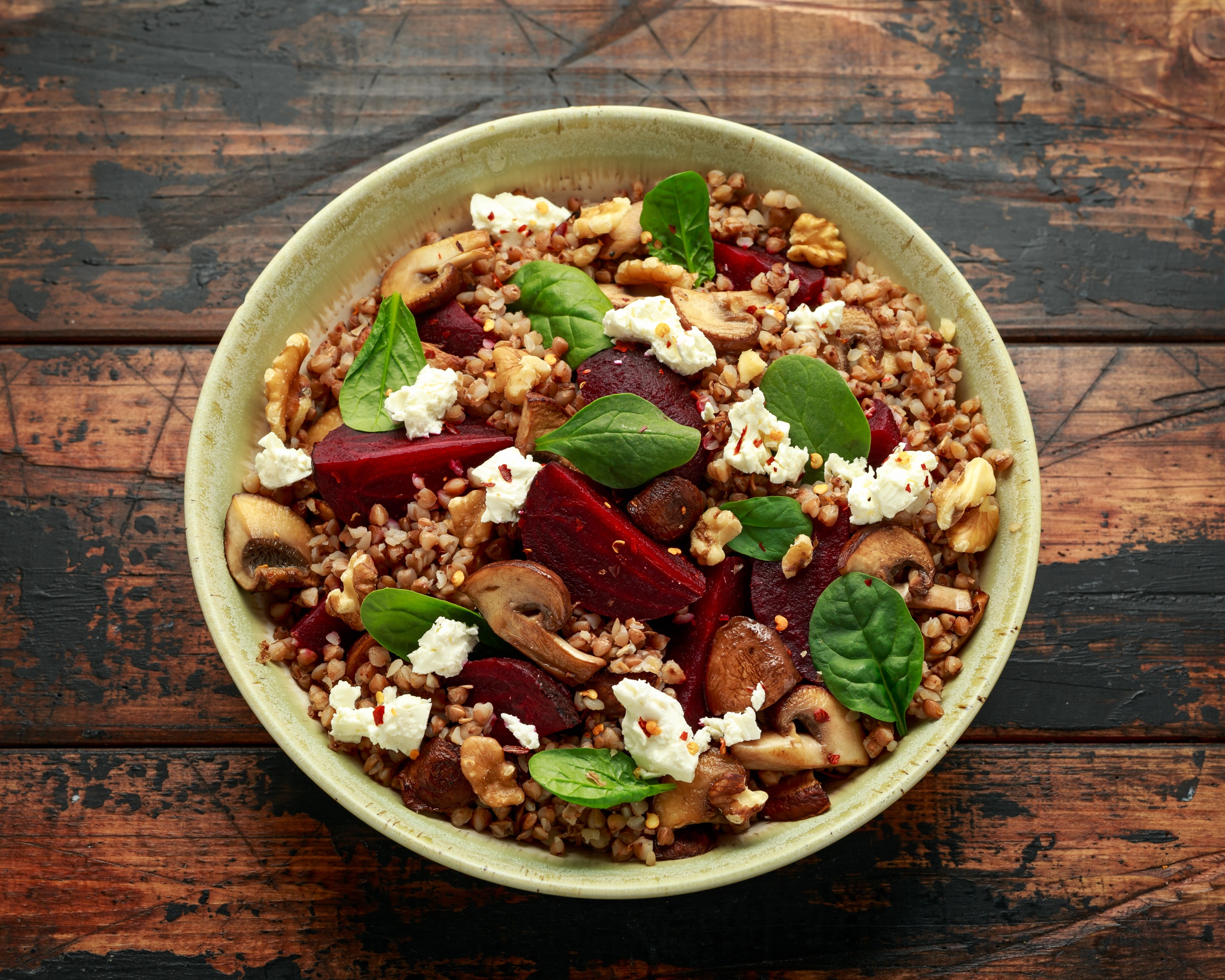 Salát z pohanky a červené řepy s houbami, vlašskými ořechy, špenátem a sýrem feta