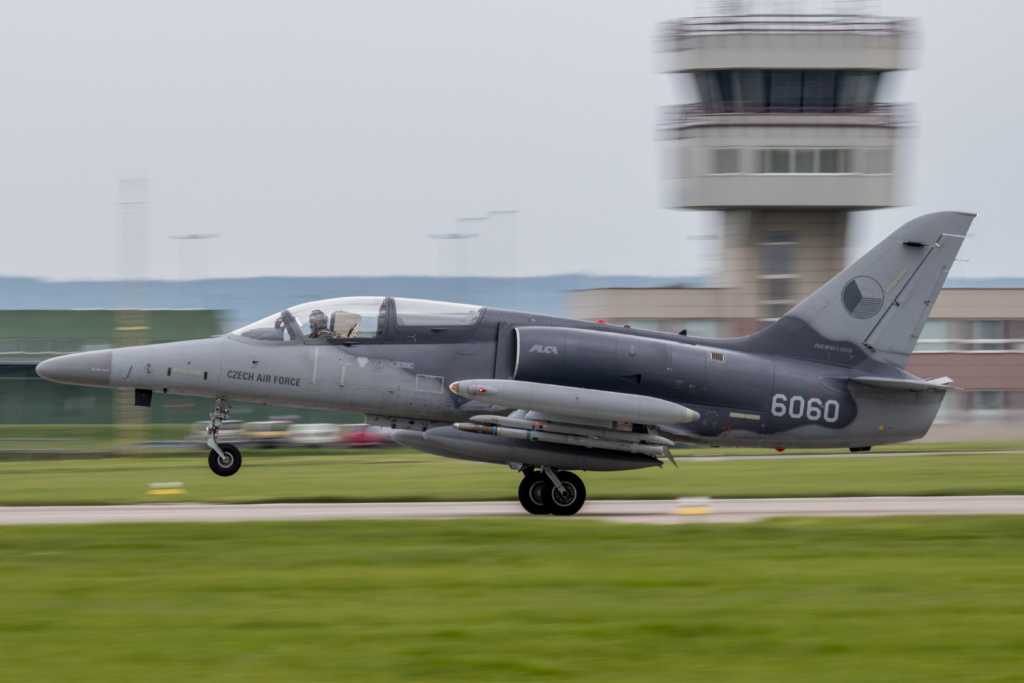 L-159 Alca při vzletu