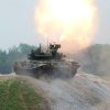 T-90 střílí z kanónu
