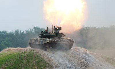 T-90 střílí z kanónu