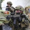 Český voják ze 74. lehké mechanizované brigády s puškou CZ BREN - Foto: Depositphotos