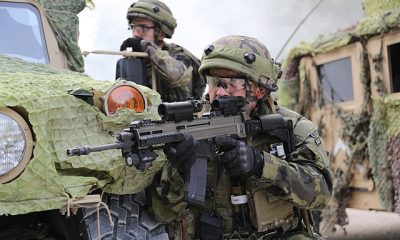 Český voják ze 74. lehké mechanizované brigády s puškou CZ BREN - Foto: Depositphotos