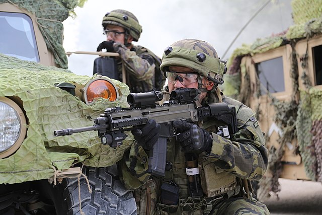 Český voják ze 74. lehké mechanizované brigády s puškou CZ BREN - Foto: Depositphotos