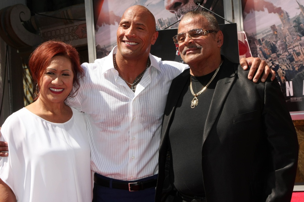 Herec s rodiči - Ata Johnson, Dwayne Johnson, Rocky Johnson - Foto: Depositphotos