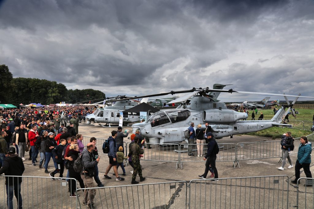 Bell UH-1Y Venom v pozadí a Bell AH-1Z Viper - Foto: Depositphotos