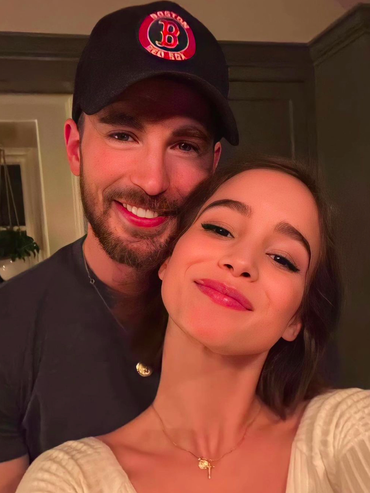Chris Evans a Alba Baptista - Foto: Instagram