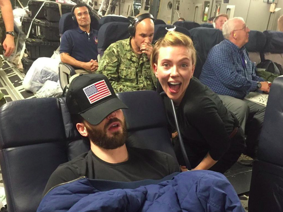 Spící Chris Evans s kamarádkou Scarlett Johansson - Foto: Instagram
