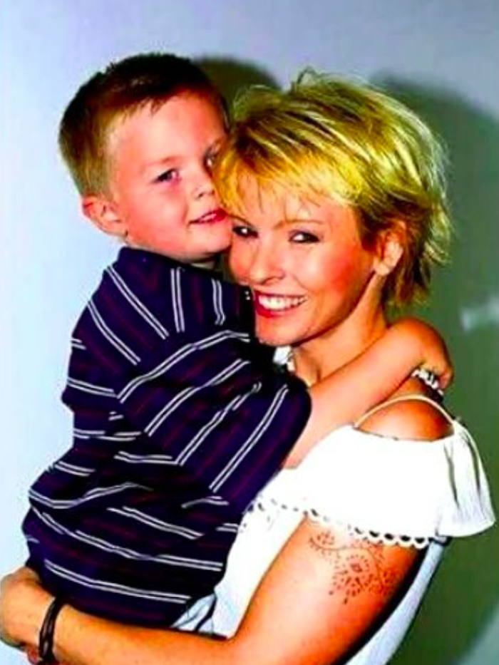 Artur Štaidl s maminkou Ivetou Bartošovou, všimněte si absolutního štěstí v Arturových očích - Foto: Instagram