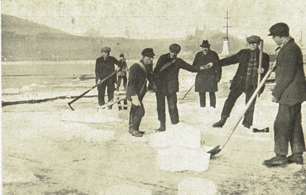 Těžba ledu v Praze na Vltavě - Zdroj: Národní digitální knihovna Kramerius