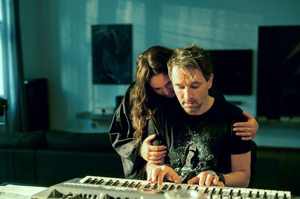 Kouzlo derby / Pražská radní v podání Jitky Čvančarové a zhrzený zpěvák, kterého hraje Ondřej Sokol / Foto: Bontonfilm