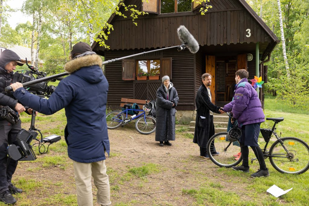 V exteriérech v Novém Městě pod Smrkem se 8. května 2025 natáčel seriál Ulice / Foto: TV Nova