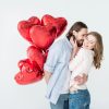 zamilovaná dvojice se srdíčkovými balónky / Foto: Depositphotos