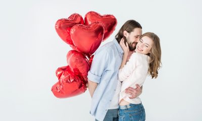 zamilovaná dvojice se srdíčkovými balónky / Foto: Depositphotos