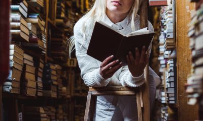 Žena čte z knížky / Foto: Depositphotos