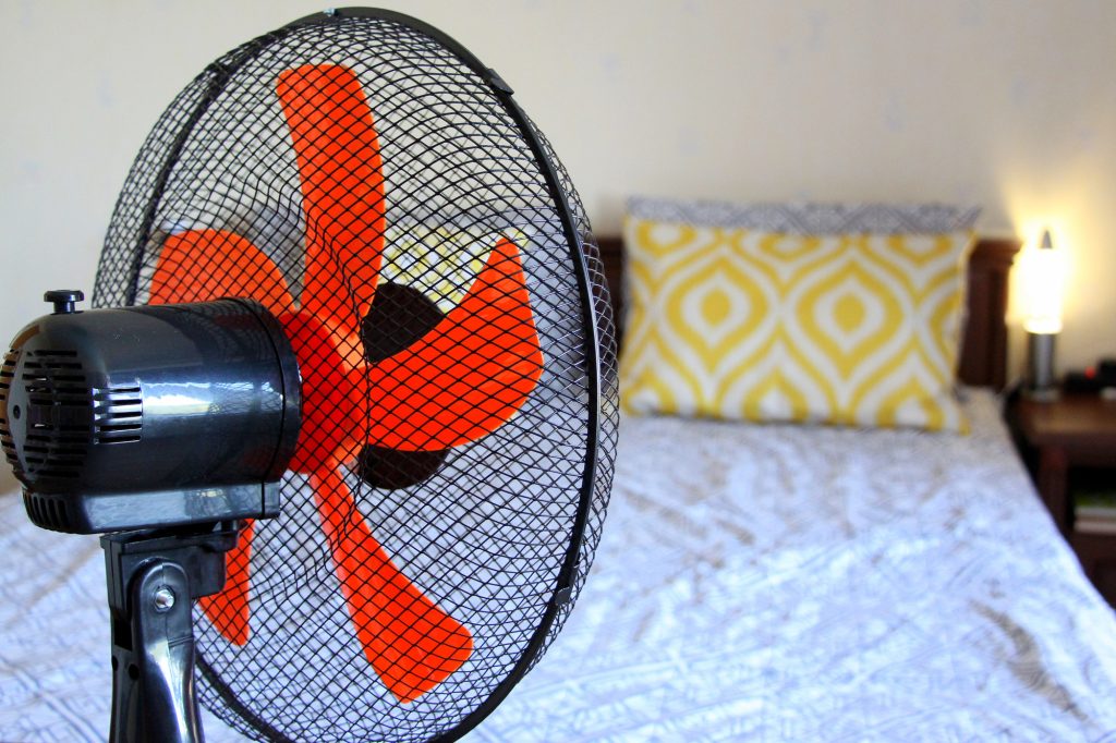 Ochlazování ložnice ventilátorem / Foto: Depositphotos